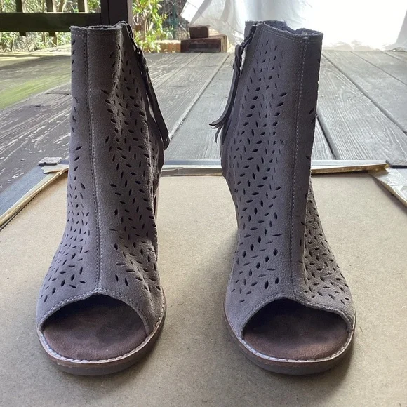 Toms light tan academia heeled open toed shoes, size 9 - Picture 1 of 9